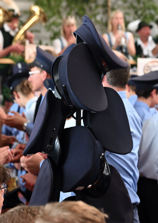 Foto einiger Feuerwehrhüte auf einem Ständer