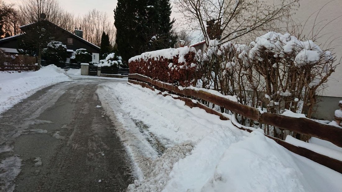 Bild einer Straße mit Schnee